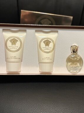 Versace Pour Femme Cream & Gold Bath & Body Gift Set